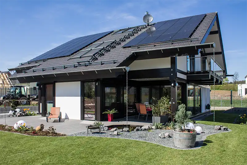 Hintergrund-Bild: Bild eines modernen Fachwerkhauses mit Solaranlage auf dem Dach