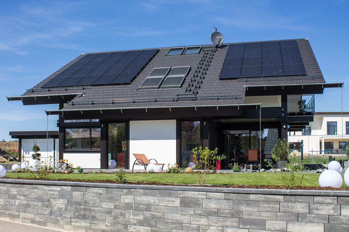 Solaranlagen auf dem Dach eines modernen Fachwerkhauses