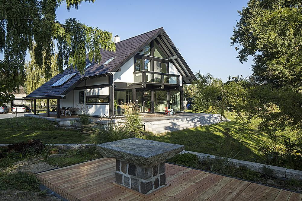 Ein modernes Fachwerkhaus im Grünen am See